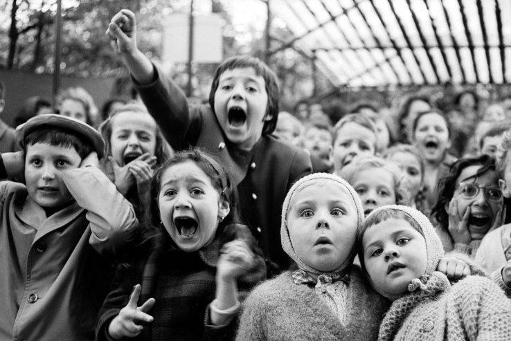 Alfred Eisenstaedt - Children at a Puppet Theater, Paris, 1963